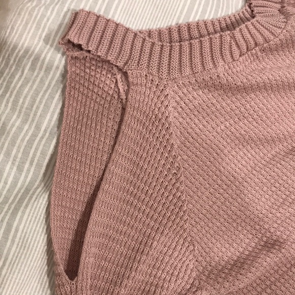 Cold shoulder pink sweater - Picture 2 of 5